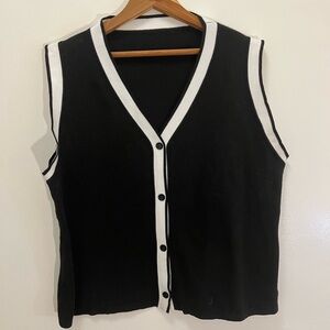 Black and White Sleeveless Button-Up Top Women’s 1XL